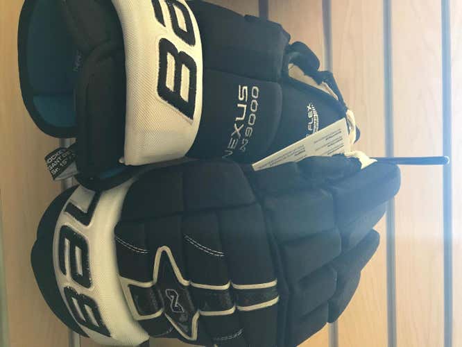New Bauer Nexus 9000 Gloves Custom Black and White Junior Size 15"