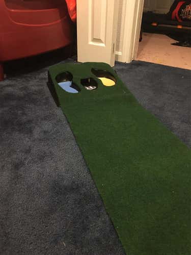 GOLF PUTTING GREEN