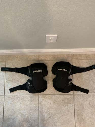 Bauer Reactor Jr knee pads