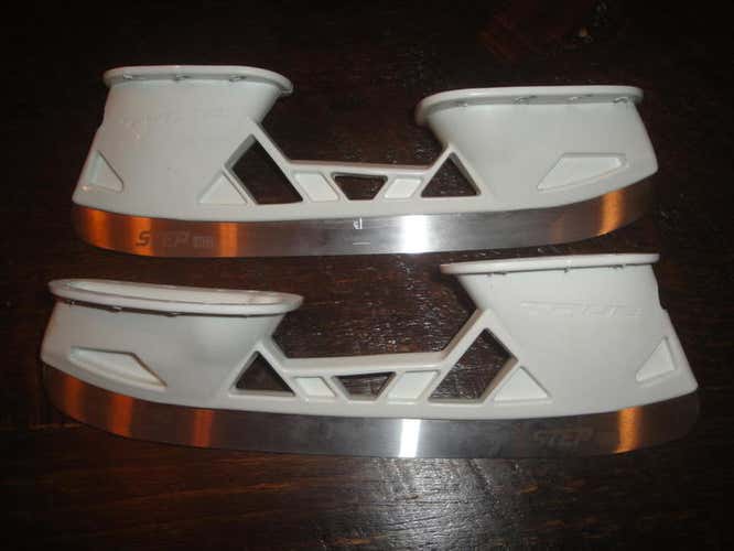 TRUE HOCKEY SIZE 263 STEP HOLDERS WHITE