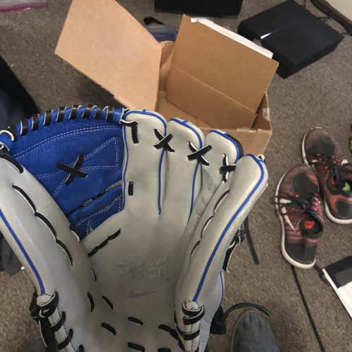 New Nike Baseball Glove