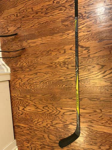 Supreme 1S Hockey Stick Righty Toe Intermediate