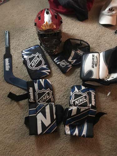 Knee hockey goalie pad set