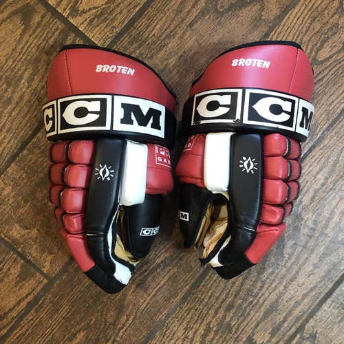 New CCM Gloves Senior Pro Stock