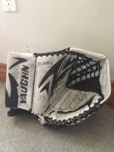 Vaughn Velocity 7250 Goalie Glove Regular Intermediate