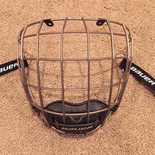 BAUER RE AKT TITANIUM SENIOR MEDIUM CAGE