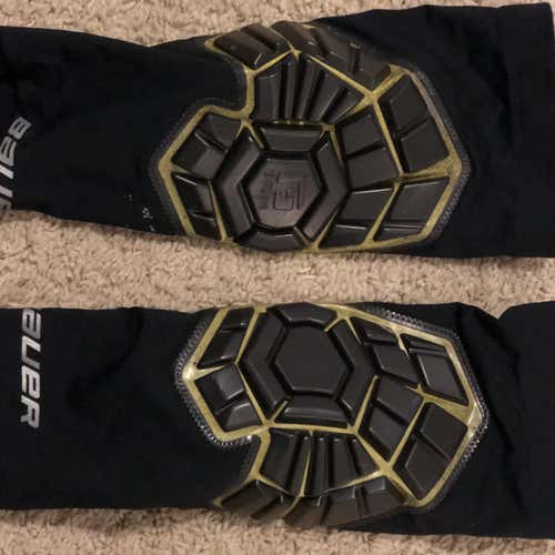 Bauer Neck Protector And Padded Knee Sleeved