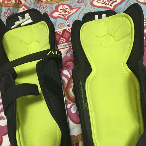 Alpha QX4 Shin Pads Junior