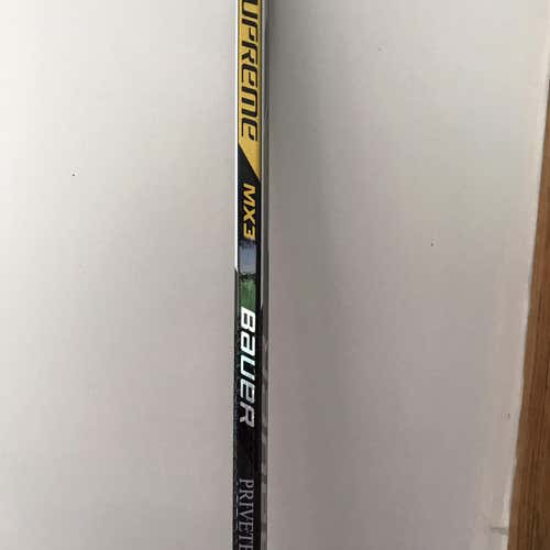 New Supreme MX3 Hockey Stick Righty Mid Senior