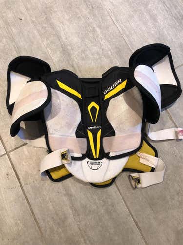 One40 Shoulder Pads Senior size medium