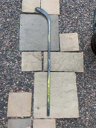 Supreme 1S Hockey Stick Righty Toe Intermediate