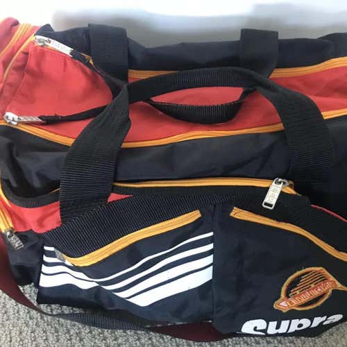 EXTREMELY RARE - NHL PRO STOCK VANCOUVER CANUCKS HOCKEY PLAYER EQUIPMENT DUFFEL BAG VINTAGE CCM