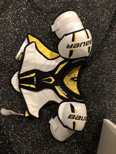New Bauer One40 Shoulder Pads Senior