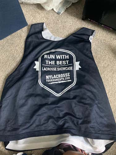 Run with the best showcase pinnie