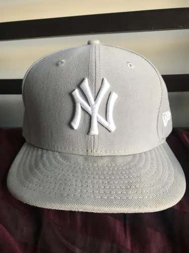 NY Yankees New Era Hat (7 1/2)