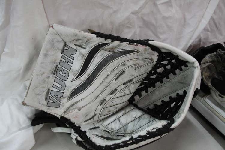 Vaughn Velocity 7400 Goalie Glove & Blocker Regular Senior