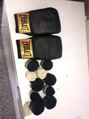 Everlast Training Gloves W/ 5 Pairs Of Hand wraps