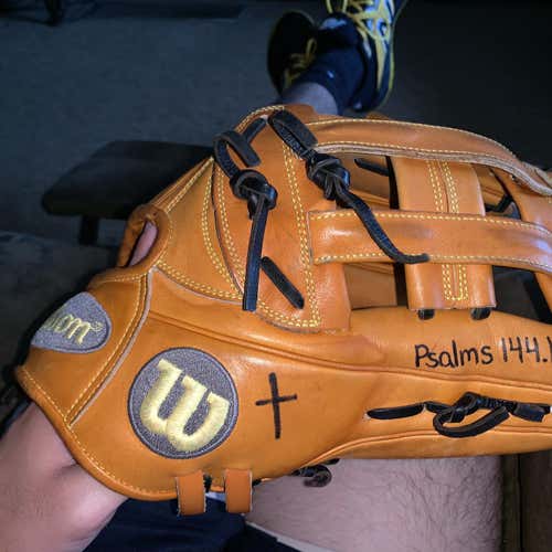 A2000 1799 Baseball Glove