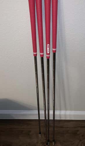 4 Iron Shafts Dynamic Gold Stiff + Grips