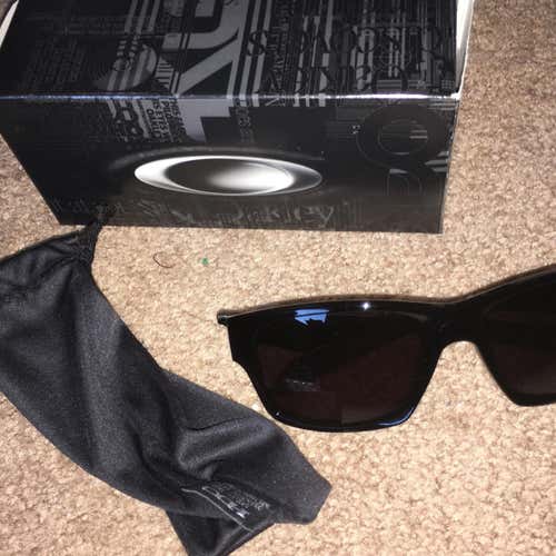 New Oakley Sunglasses Adult
