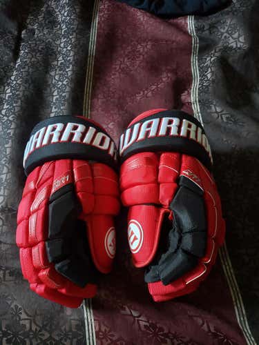 New Warrior Sebastien Aho QR1 Gloves Senior Pro Stock 13