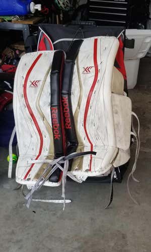 Goalie pad hanger for hockey bag