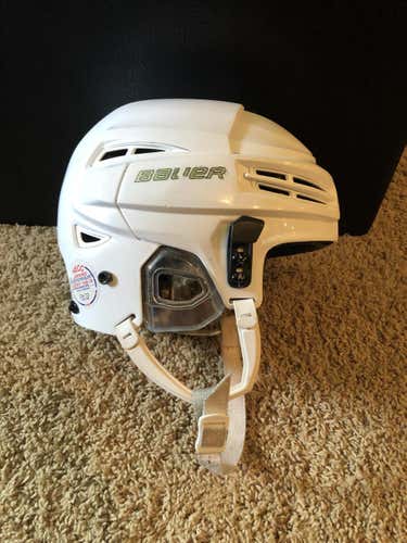 Bauer re-akt 100 medium lightly used with free white mask or fishbowl