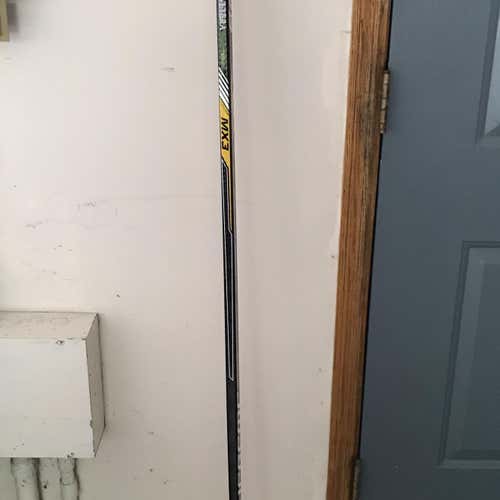 New Supreme MX3 Hockey Stick Righty Mid Senior