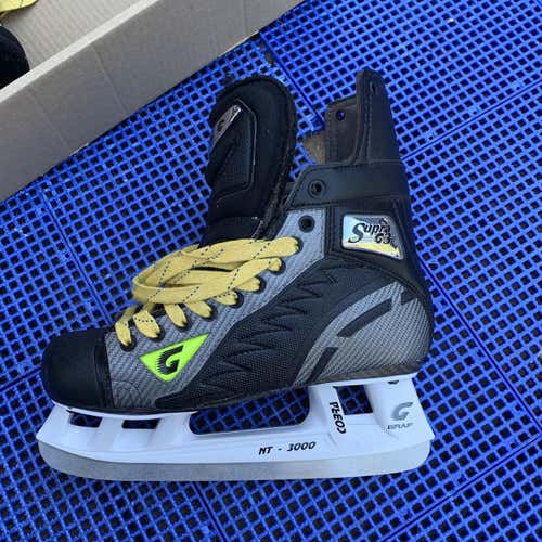 New Ultra G3 Hockey Skates Senior  Size 8