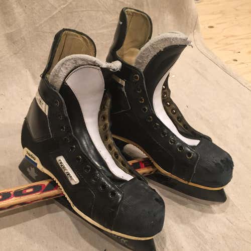 Supreme 1000 Hockey Skates Senior  Size 8