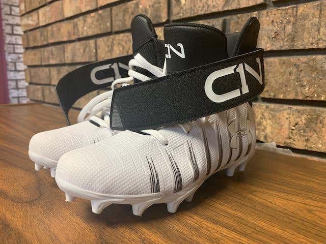 New Under Armour Cleats Youth C1N size 3.5