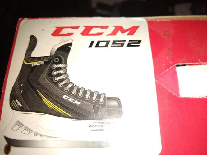 New CCM 1052 Hockey Skates Youth Size 12