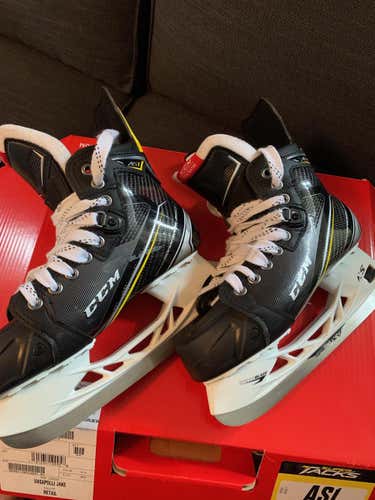 New CCM Super Tacks AS1 Hockey Skates Junior Size 5.5