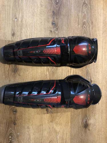 CCM QLT230le Shin Pads Junior