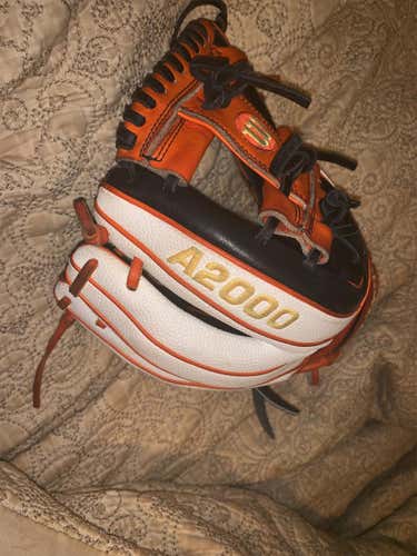 A2000 1786 Baseball Glove