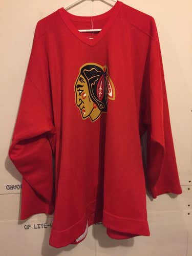 VINTAGE  RED  CCM CHICAGO BLACKHAWKS   PRACTICE JERSEY SIZE 52 WITH FIGHT STRAP