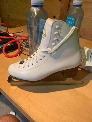 New Jackson Figure Skates Size 7
