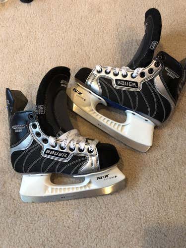New BAUER Supreme 2090 Hockey Skates Youth Size 2