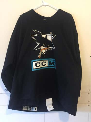 VINTAGE  SAN JOSE SHARKS    CCM    PRACTICE JERSEY SIZE 54 WITH FIGHT STRAP