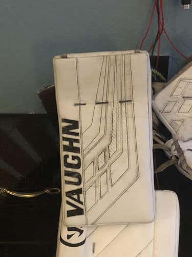 Vaughn Velocity VE8 Goalie Gloves & Blockers Regular Intermediate