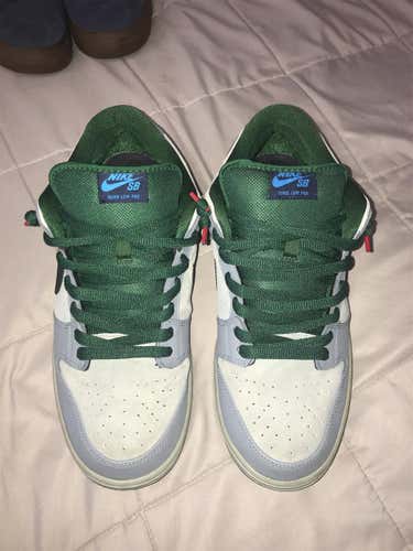 Nike SB Dunk Low “Maple Leaf”