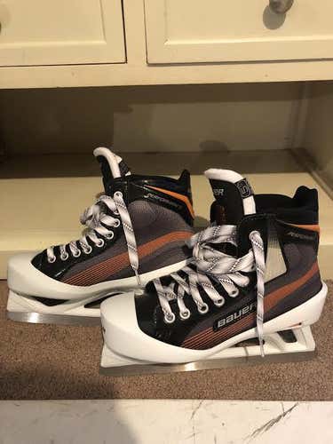New Bauer Goalie Skates Junior Size 5