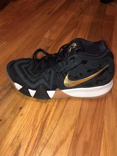 Kyrie 3s Size 9