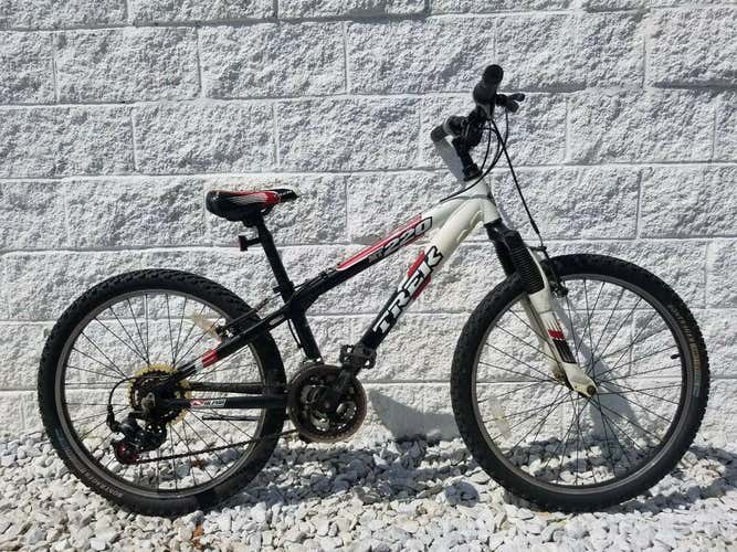 Trek MT 220 Youth Mountain Bike w/ 24" Wheels and Gripshifters