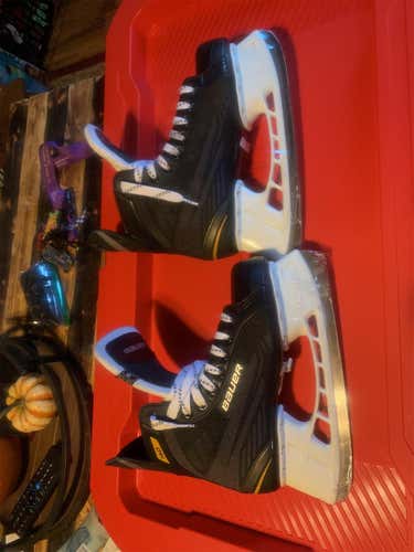 New Supreme 140 Hockey Skates Senior  Size 8.  Make me an offer!!!