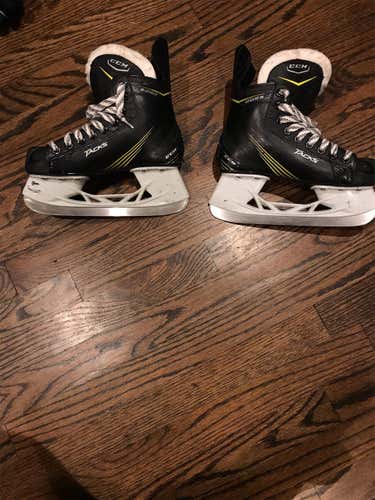 Tacks 2052 Hockey Skates Youth  Size 2.5