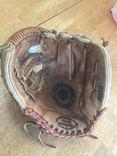Nokona AMG 300 Baseball Glove