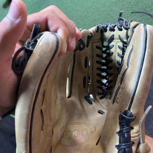 A2000 D33 Baseball Glove