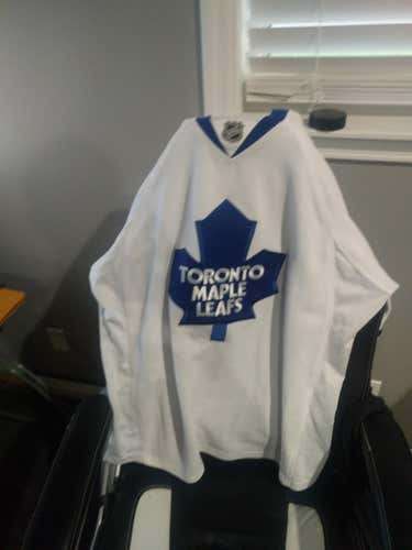 Reebok XL Leafs Jersey.