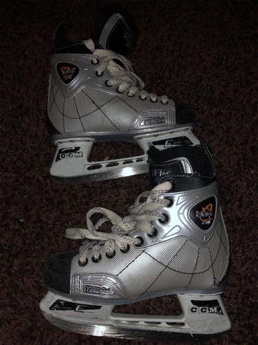 2.0 Hockey Skates Youth  Size 3